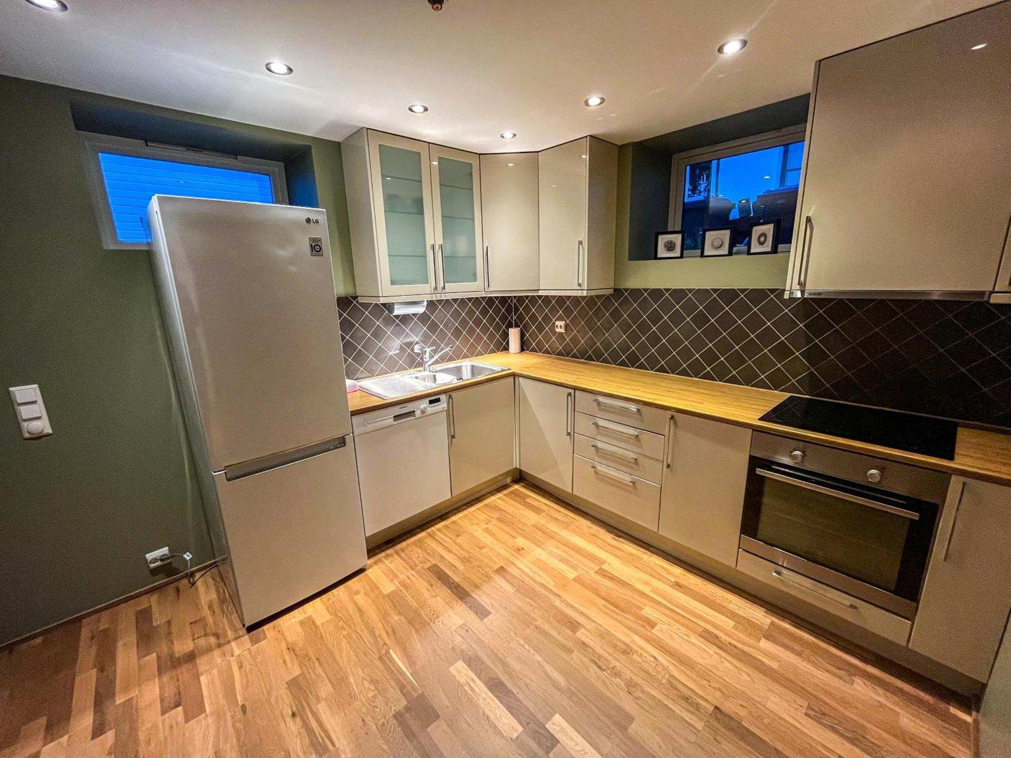 Two-Bedroom City Apartment With Fire Place, Free Parking And Fjordview Terrace - Calm And Central Ålesund Εξωτερικό φωτογραφία