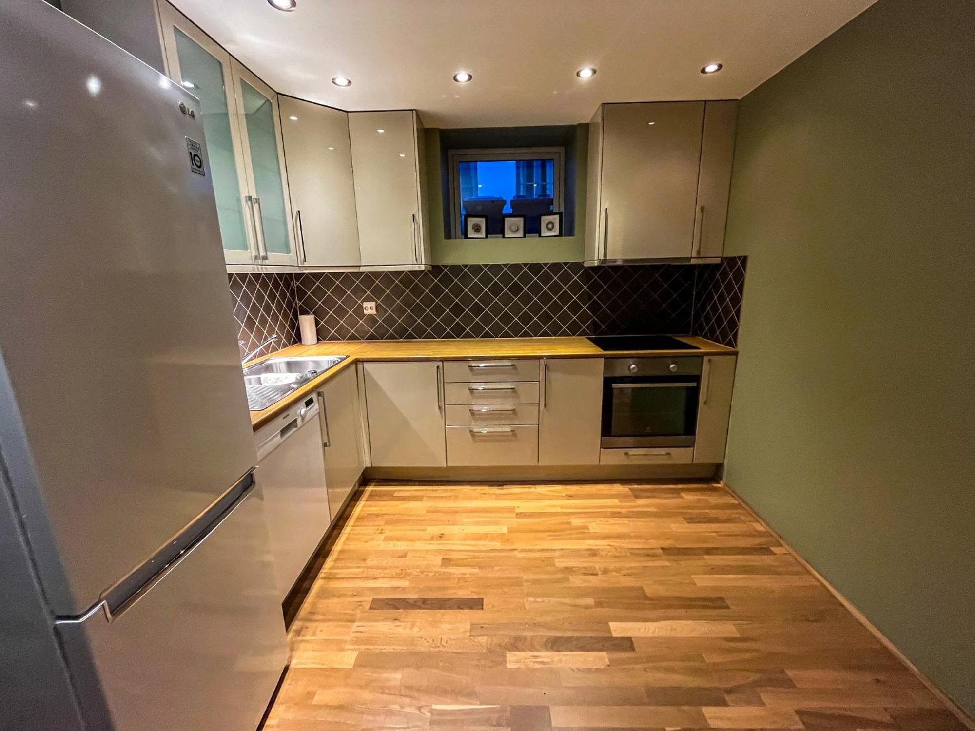 Two-Bedroom City Apartment With Fire Place, Free Parking And Fjordview Terrace - Calm And Central Ålesund Εξωτερικό φωτογραφία