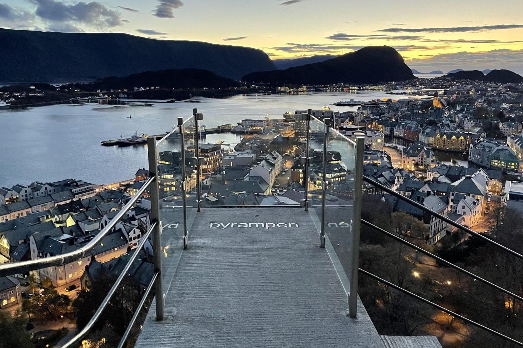 Two-Bedroom City Apartment With Fire Place, Free Parking And Fjordview Terrace - Calm And Central Ålesund Εξωτερικό φωτογραφία