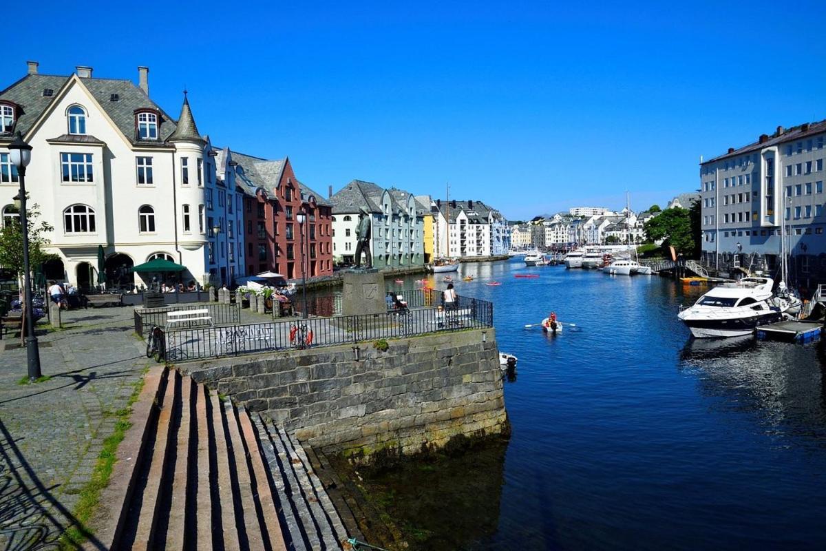 Two-Bedroom City Apartment With Fire Place, Free Parking And Fjordview Terrace - Calm And Central Ålesund Εξωτερικό φωτογραφία